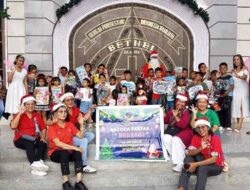 Sambut Natal 2025, Partai NasDem Berbagi Ratusan Paket Permainan di Fakfak