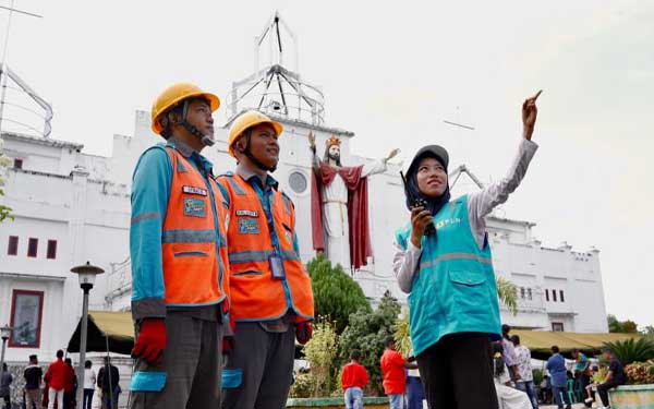 Di Balik Terang Cahaya Gereja, Srikandi PLN “Erine” Kawal Kedamaian Nataru Lewat Listrik 2 PLN Srikandi Erine Kawal Kedamaian Nataru 2025 2