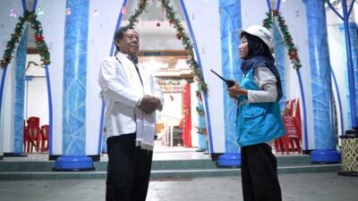 Di Balik Terang Cahaya Gereja, Srikandi PLN “Erine” Kawal Kedamaian Nataru Lewat Listrik 24 PLN Srikandi Erine Kawal Kedamaian Nataru 2025