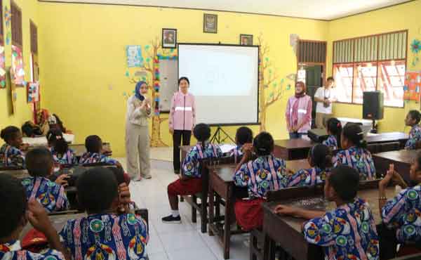 Srikandi PLN Terjun ke R4: Bekali Siswa SD YPK Warsambin Soal Listrik Aman Sejak Dini 2 PLN Srikandi Mengajar di R4 2