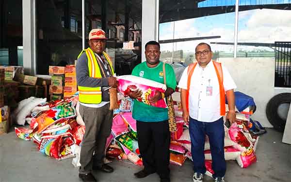Jelang Natal, Pemkab Mimika Drop Bantuan bagi Pengungsi di Distrik Jila 1 Pemkab Mimika Bantu Pengungsi Jila