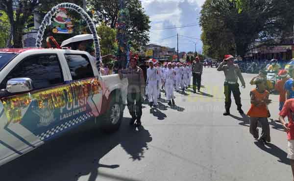Pemkot Sorong Karnaval Santa Claus 2025