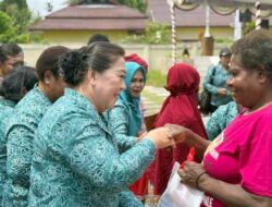 Berbagi Kasih di Hari Ibu-Natal 2025: TP PKK Mimika Sasar Lansia dan Janda se-Mimika Timur