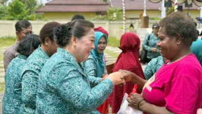 Berbagi Kasih di Hari Ibu-Natal 2025: TP PKK Mimika Sasar Lansia dan Janda se-Mimika Timur