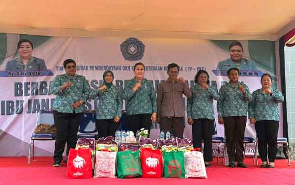 Berbagi Kasih di Hari Ibu-Natal 2025: TP PKK Mimika Sasar Lansia dan Janda se-Mimika Timur 2 TP PKK Mimika berbagi kasi Lansia n Janda2