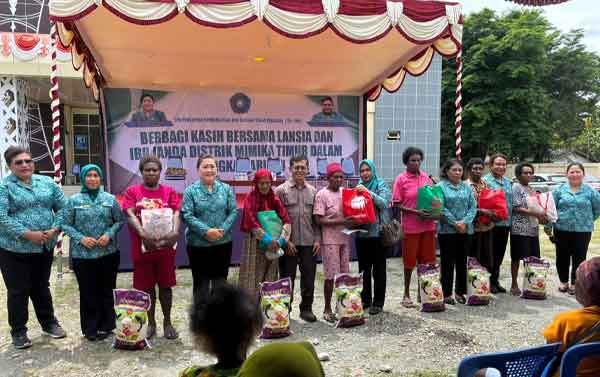 Berbagi Kasih di Hari Ibu-Natal 2025: TP PKK Mimika Sasar Lansia dan Janda se-Mimika Timur 3 TP PKK Mimika berbagi kasi Lansia n Janda3