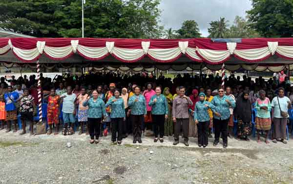 Berbagi Kasih di Hari Ibu-Natal 2025: TP PKK Mimika Sasar Lansia dan Janda se-Mimika Timur 4 TP PKK Mimika berbagi kasi Lansia n Janda4