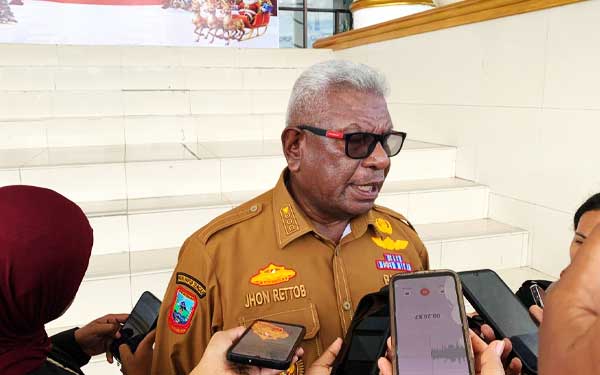 Bupati Johannes Rettob Bentrok Kwamki Narama