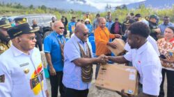 Gubernur Meki Tegaskan Soal Anak Koteka dan Komitmen Beasiswa bagi OAP Tengah 5 Gub PT Bantuan Laptop di Puncak