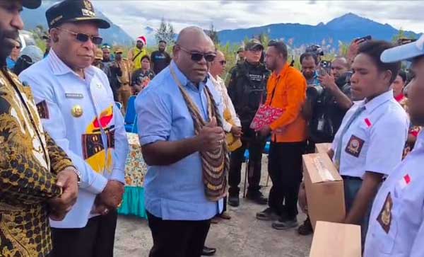 Gubernur Meki Tegaskan Soal Anak Koteka dan Komitmen Beasiswa bagi OAP Tengah 2 Gub PT Bantuan Laptop di Puncak3