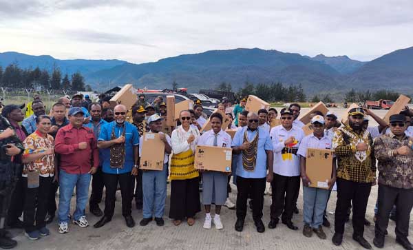 Gubernur Meki Tegaskan Soal Anak Koteka dan Komitmen Beasiswa bagi OAP Tengah 3 Gub PT Bantuan Laptop di Puncak4