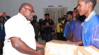 Targetkan Cetak 100 Dokter OAP Tengah, Gubernur Meki Siapkan Biaya Pendidikan 36 Guberbur Meki Bantuan Laptop Gratis di Paniai