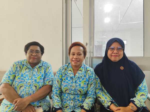 Direkrut RSUD Sele Be Solu Kota Sorong drg Susi Jitmau,MPA didampingi kasie pelayanan medis Maria Kandam,S.Sit,Ners dan Kepala Instalasi Rawat Inap Zugi Kasiani,S.Kep. Ners/foto: KENN