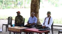 Pemprov PBD Diminta Fasilitasi Penyelesaian Tapal Batas Kabupaten Sorong dan Tambrauw 8 Anggota Fraksi Otsus DPRP Papua Barat Daya Cartensz Malibela menggelar tatap muka bersama masyarakat di Kampung Dela, Distrik Salemkai, Kabupaten Sorong beberapa waktu lalu/Foto: Ist