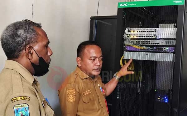 Pemkot Sorong Resmi Bangun Infrastruktur Jaringan Sendiri Dukung Sistem Digitalisasi 1 Kepala Dinas Kominfo Kota Sorong James Burung / Foto : KENN