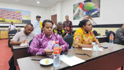 Terpilih Demokrasi, Maria Jitmau Jabat Wakil Ketua III DPRP PBD, Franky Ketua Kelompok Khusus 32 Wakil Ketua III DPRP PBD terpilih (Batik kuning) Maria Jitmau saat proses pemilihan di Hotel Vega Prime Kota Sorong, Provinsi PBD, Rabu (28/1/2026). Foto/KENN