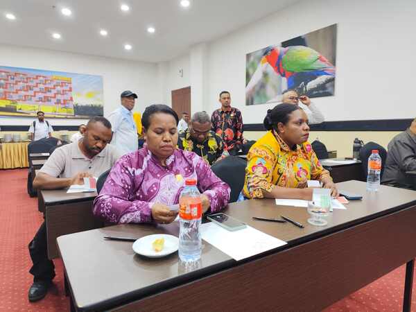 Wakil Ketua III DPRP PBD terpilih (Batik kuning) Maria Jitmau saat proses pemilihan di Hotel Vega Prime Kota Sorong, Provinsi PBD, Rabu (28/1/2026). Foto/KENN