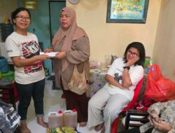Momen Haru Warnai Kunjungan ke Senior dan Keluarga Jurnalis di Jayapura