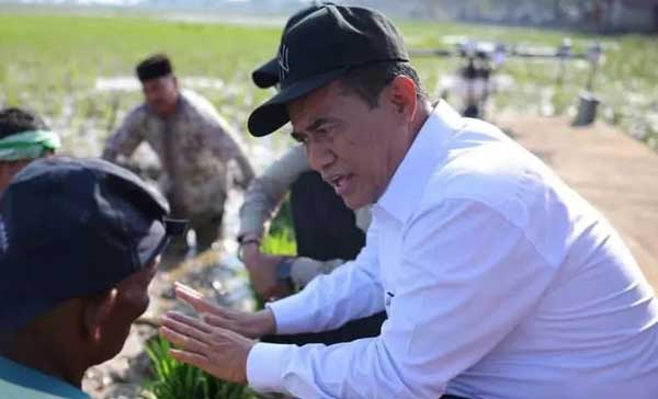 Mentan Amran Sulaiman Gaji Petani