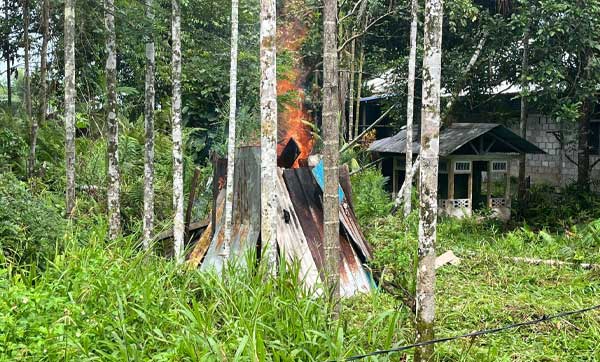 Pembakaran Mayat Korban Bentrok Kwamki Narama