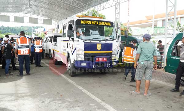 Pemkot JPR Tertibkan Parkir Liar3