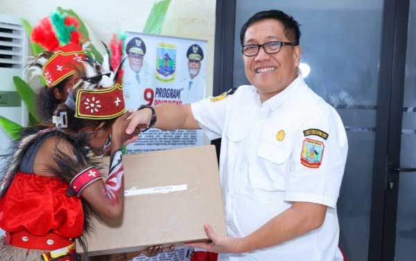 Bantu 200 Laptop, Gubernur Meki Tegaskan Komitmen Bangun Masa Depan Anak Papua 4 Pemprov Papua Tengah 0 Laptop gratis 200