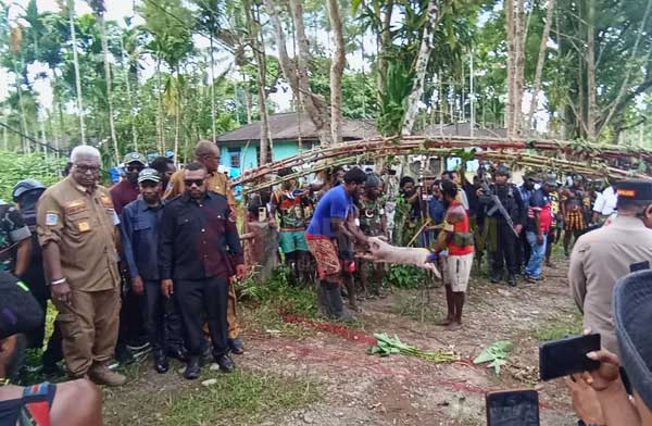 Patah Panah dan Ritual Adat Akhiri Konflik Kubu Dang–Newegale di Timika 2 Ritual Adat Perdamaian Kwamki Narama2
