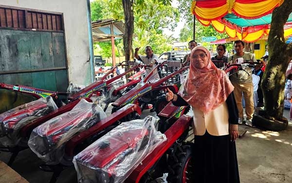 Saadiah Uluputty Bantuan Alsintan di Malteng