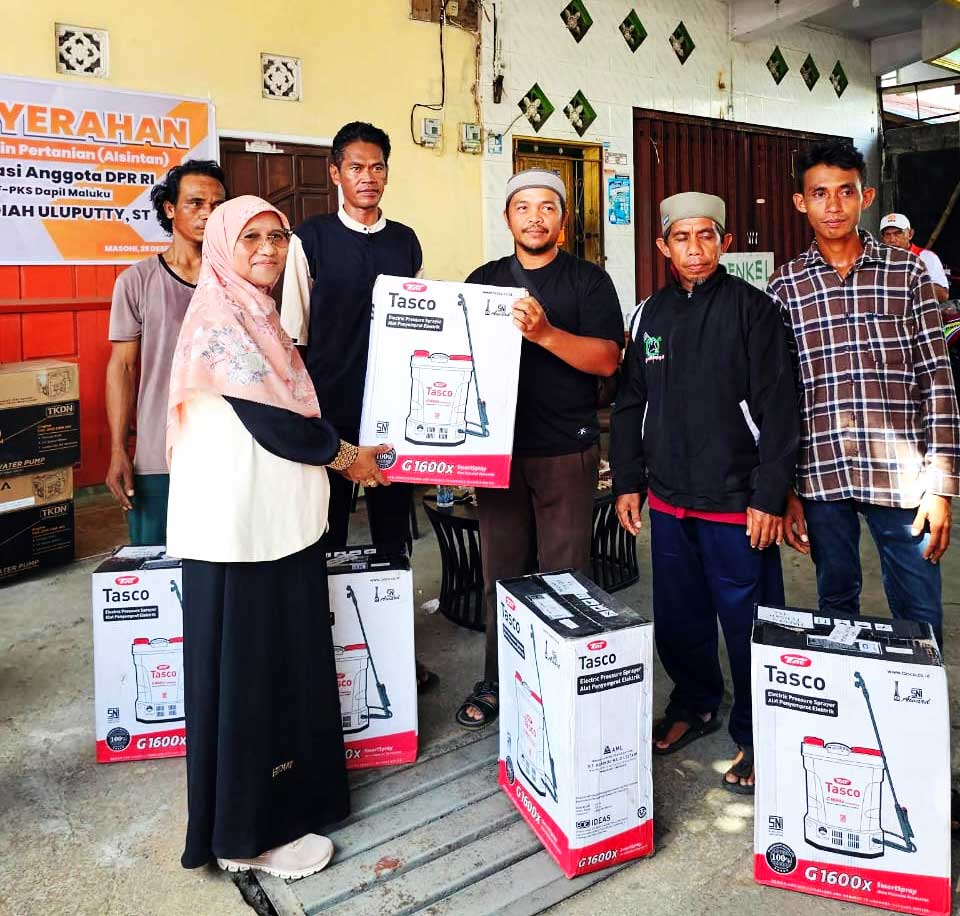 Saadiah Serahkan Bantuan Alsintan ke Sejumlah Poktan di Malteng 2 Saadiah Uluputty Bantuan Alsintan di Malteng2