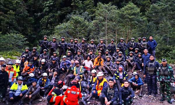 Satgas Koops TNI Habema Evakuasi 18 Pekerja PTFI