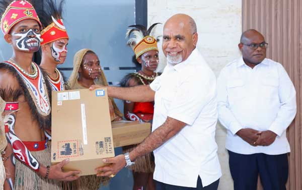 Bantu 200 Laptop, Gubernur Meki Tegaskan Komitmen Bangun Masa Depan Anak Papua 2 Wagub PT Bagi Laptop Gratis