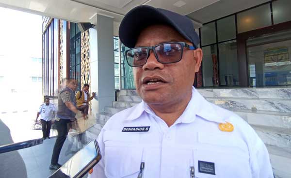 Pemkab Hibahkan Rumah Dinas dan Kendaraan ke Kejari Mimika 2 Bonifasius Saleo Kabid Cipta Karya Dinas PUPR Mimika