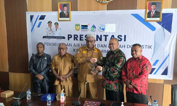 Pemkab Mimika Siapkan Badan Usaha Profesional Kelola Air Bersih 2 Bupati JR PT Jayapura Robongholo Nanwani