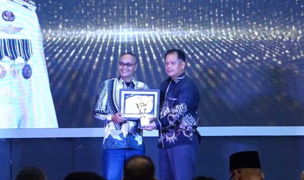 Bupati Mimi Terima Penghargaan JMSI