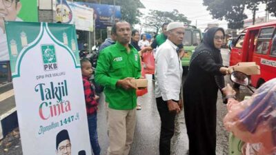 PKB Maluku Peduli Sesama: Bagikan Takjil Cinta ke Ratusan Warga dan Pengguna Jalan 20 DPW PKB Maluku Berbagi Takjil