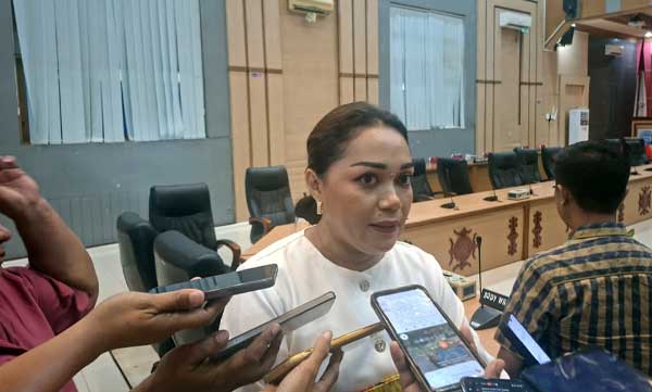 Dessy K Hallauw Polemik 2 SD di Ambon