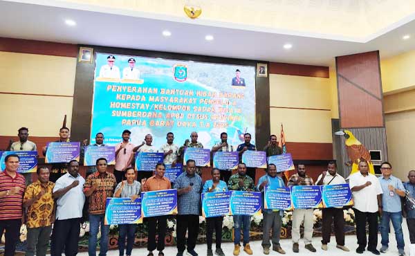 Bantu 17 Pengusaha Homestay, Pemprov PBD Dorong Layanan Maksimal ke Wisatawan 2 Gub PBD Bantuan ke 17 Pengusaha Homestay2