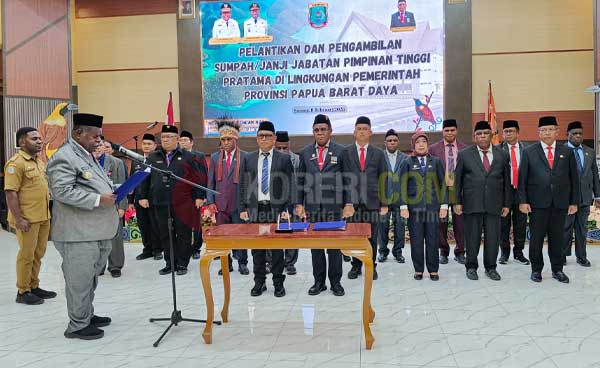 Gubernur Elisa Kambu Melantik dan Mengambil Sumpah/Janji 21 Pejabat Tinggi Pratama PemProv PBD /Foto : Suzan