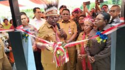 Resmi Pasar Mama Papua dan Bantu Pelaku UMKM OAP, Gubernur PBD Ingatkan Ini 3 Gubernur Elisa Kambu Meresmikan Pasar Rakyat Mama Mama Papua di Klademak III Kota Sorong/Foto: Suzan