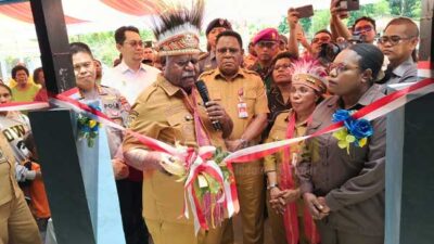 Resmi Pasar Mama Papua dan Bantu Pelaku UMKM OAP, Gubernur PBD Ingatkan Ini 28 Gubernur Elisa Kambu Meresmikan Pasar Rakyat Mama Mama Papua di Klademak III Kota Sorong/Foto: Suzan