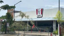 KFC Drive Thru Sorong Dipalang, Felix Pangalila Tempuh Jalur Hukum 5 Lokasi KFC Drive Thru yang dipalang sekelompok warga. Foto/Ist