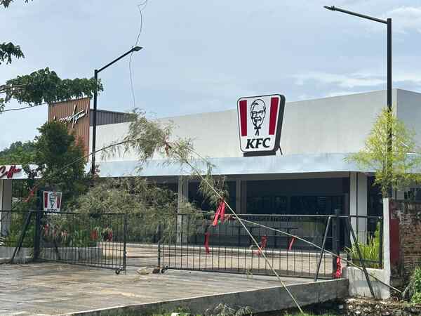 KFC Drive Thru Sorong Dipalang, Felix Pangalila Tempuh Jalur Hukum 1 Lokasi KFC Drive Thru yang dipalang sekelompok warga. Foto/Ist