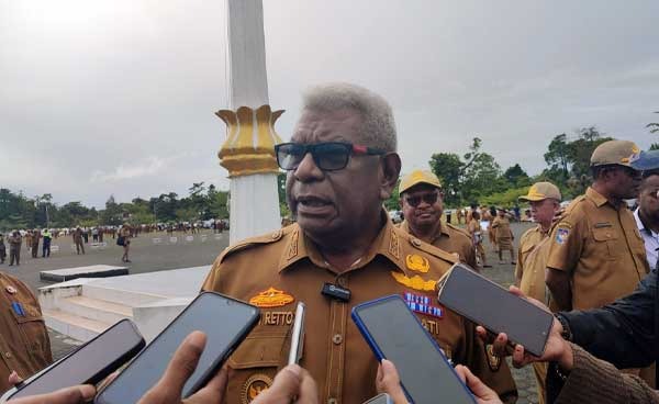 Bupati Mimika Johannes Rettob saat memberikan keterangan pers / Foto : Ist