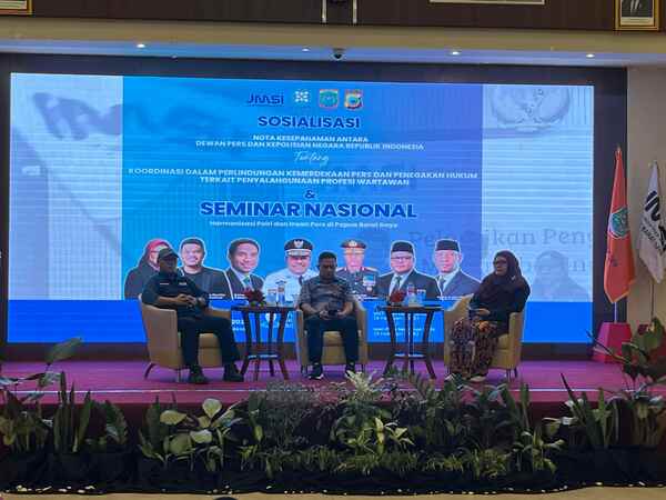 Sosialisasi MoU Dewan Pers dan Kapolri dan seminar nasional dengan tema Harmonisasi Polri dan Insan Pers Papua Barat Daya yang diselenggarakan Pengda JMSI Papua Barat Daya di Ballroom Hotel Rylich Panorama Kota Sorong, Jumat (13/2/2025)/Foto: Ist