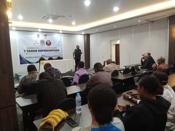 Refleksi 1 Tahun Kepemimpinan Elisa Kambu - Ahmad Nausrau, Rakyat PBD Tolak Efisiensi Anggaran 1 Senator Papua Barat Daya Agustinus R. Kambuaya menggelar FDG 1 tahun kepemimpinan Elisa Kambu - Ahmad Nausrau di M-Hotel Kota Sorong, Sabtu (21/2/2026). Foto/KENN