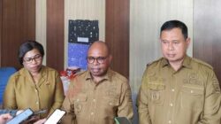 Lobat-Karim Akui Insentif Tenaga Medis di Kota Sorong Jadi "PR" di Tahun Pertama 2 Wali Kota Septinus Lobat (tengah), Wakil Wali Kota Sorong Anshar Karim (kanan) dan Kepala Dinas Kesehatan Kota Sorong Jemima Elisabeth (kiri) saat di room pers kantor Walikota Sorong, Senin (23/2/2026) / Foto : KENN