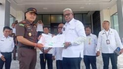 Pemkab Hibahkan Rumah Dinas dan Kendaraan ke Kejari Mimika 3 Bupati Johannes Rettob serahkan aset hibah kepada Kepala Kejari Mimika I Putu Eka Suyantha yang berlangsung di pelataran Kantor BPKAD Mimika, Papua Tengah, Rabu (25/2/2026) / Foto: EHO