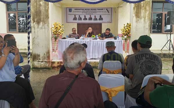 Pimpinan dan anggota DPRK Daerah Pemilihan (Dapil) IV Kota Sorong melaksanakan Reses Tahap I di Kantor Kelurahan Malabutor, Distrik Sorong Manoi, Kamis (26/2/2026)/Foto: Suzan