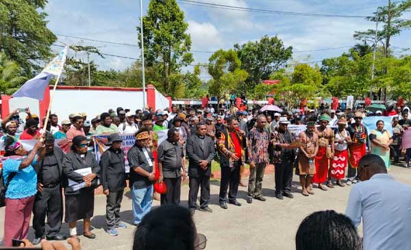 Suara Keras GKI dan Masyarakat Biak–Supiori Tolak Perampasan Tanah Adat 2 LBH KYADAWUN Biak Demo Damai4