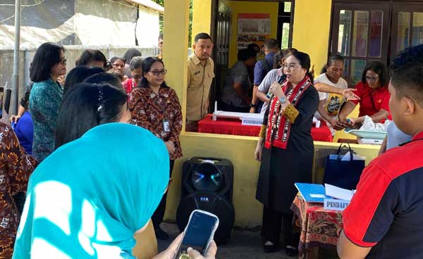 Lisa Wattimena Kunjungi Posyandu Cempaka Passo